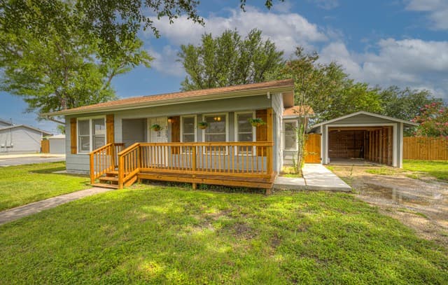 2-bedroom rental at 105 E Huebinger St in Marion, TX — photo 5