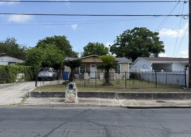Home for sale at 807 Kendalia in San Antonio, TX — photo 2
