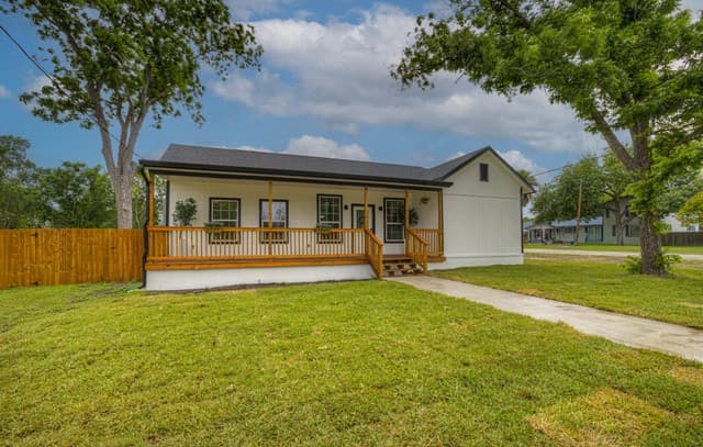 4-bedroom rental at 312 N Lavernia in Marion, TX — photo 3