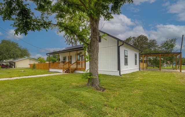 4-bedroom rental at 312 N Lavernia in Marion, TX — photo 4