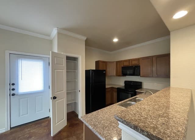 3-bedroom rental at 16828 Dancing Ava Unit 1 in Selma, TX — photo 4