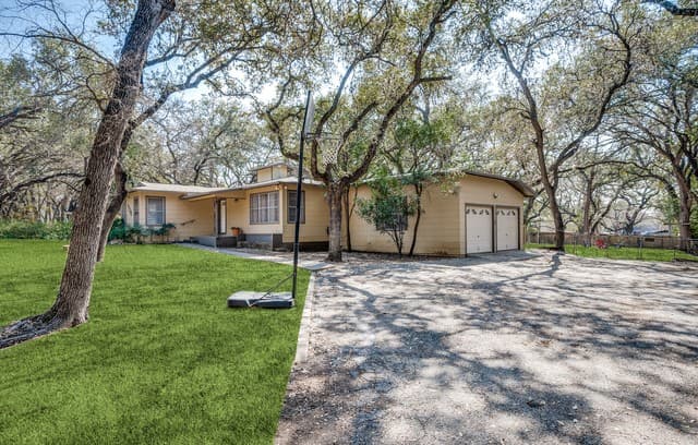 3-bedroom rental at 102 Krameria Dr in Castle Hills, TX — photo 2
