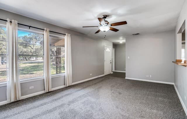 3-bedroom rental at 102 Krameria Dr in Castle Hills, TX — photo 3
