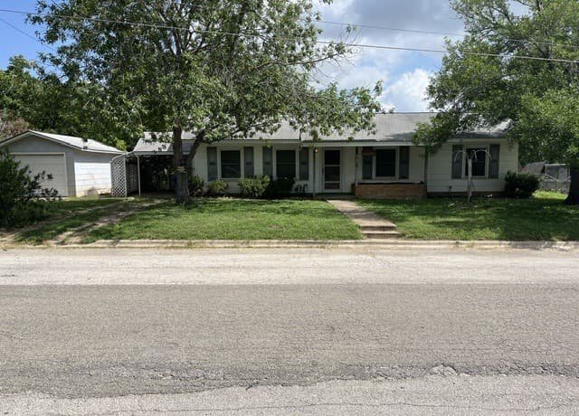 Home for sale at 708 Sutton in Pleasanton, TX — photo 1