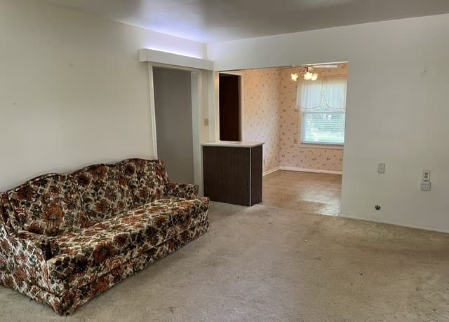 Home for sale at 708 Sutton in Pleasanton, TX — photo 2