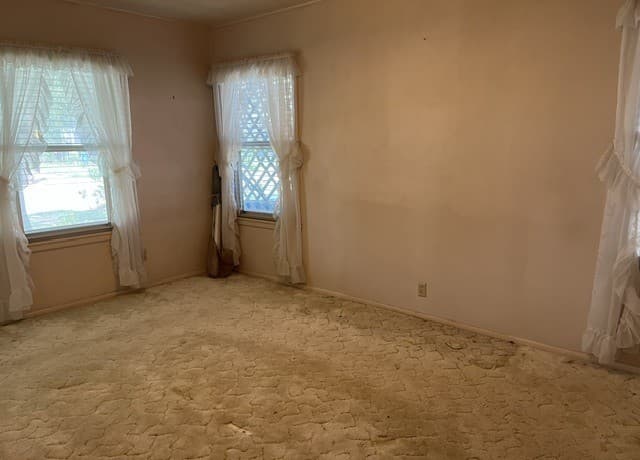 Home for sale at 708 Sutton in Pleasanton, TX — photo 4