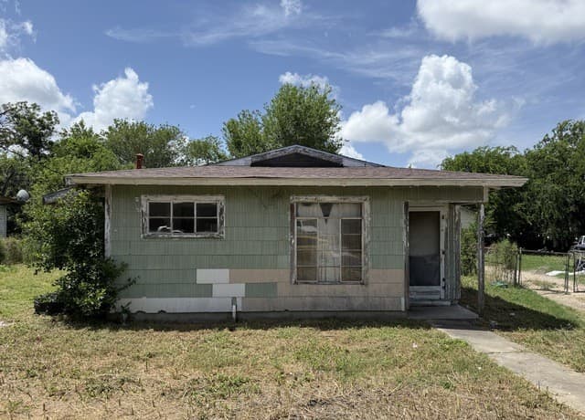 Home for sale at 318 Sterling St in San Antonio, TX — photo 1