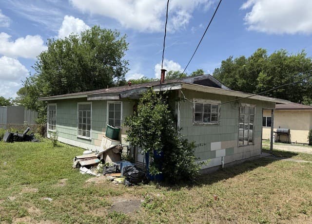 Home for sale at 318 Sterling St in San Antonio, TX — photo 2