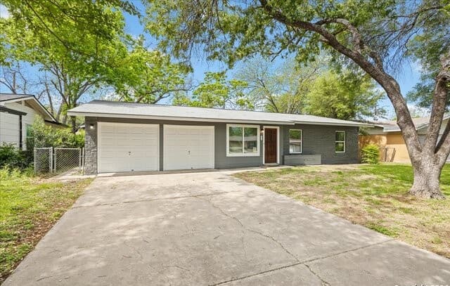 Home for sale at 317 E Wright Blvd in Universal City, TX — photo 2