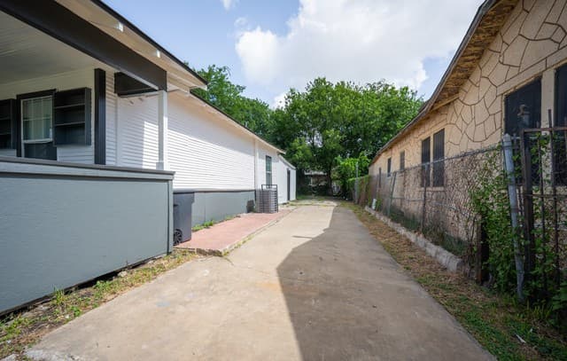 3-bedroom rental at 1731 Hays St in San Antonio, TX — photo 2