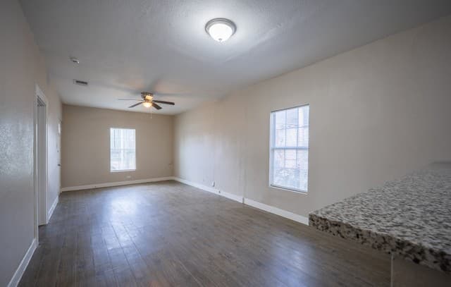 3-bedroom rental at 1731 Hays St in San Antonio, TX — photo 4