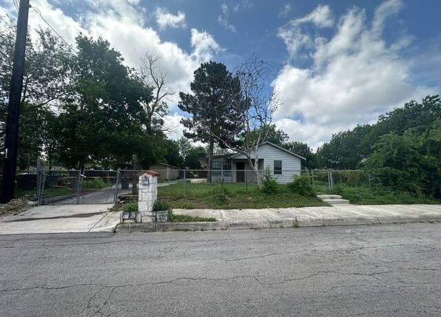 Home for sale at 1408 W Gerald Ave in San Antonio, TX — photo 1