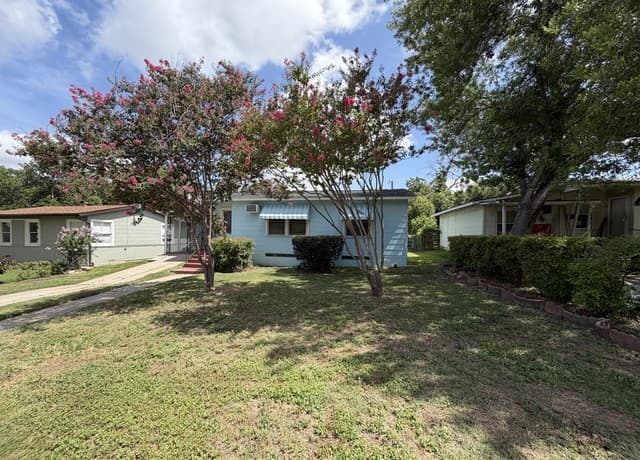 Home for sale at 327 Blakeley Dr in San Antonio, TX — photo 2
