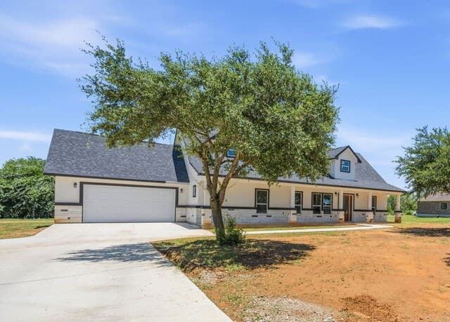 Home for sale at 117 W Short Meadow Dr in Lytle, TX — photo 2