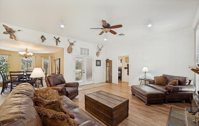Home for sale at 1717 Embassy Rd in Pleasanton, TX — photo 4