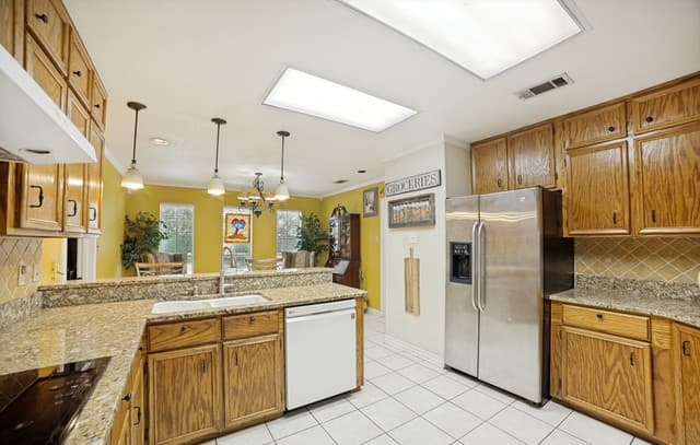 Home for sale at 1717 Embassy Rd in Pleasanton, TX — photo 5