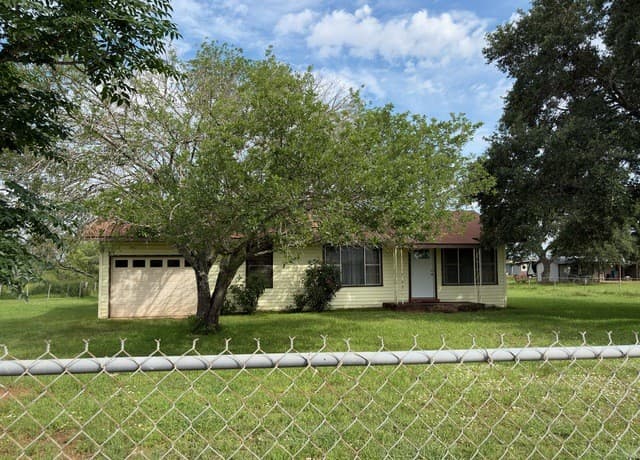 Home for sale at 1920 Sutherland Springs Rd in Floresville, TX — photo 1