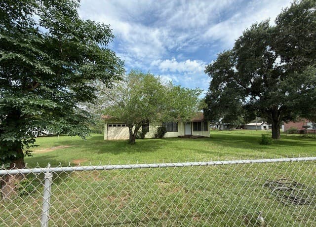 Home for sale at 1920 Sutherland Springs Rd in Floresville, TX — photo 2