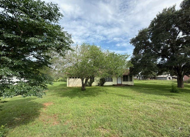 Home for sale at 1920 Sutherland Springs Rd in Floresville, TX — photo 3