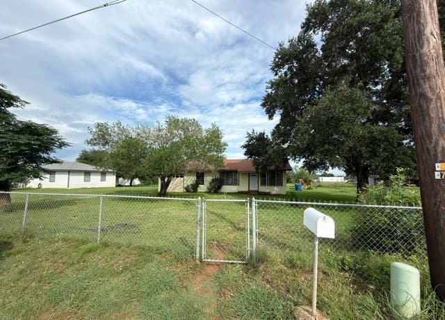 Home for sale at 1920 Sutherland Springs Rd in Floresville, TX — photo 4