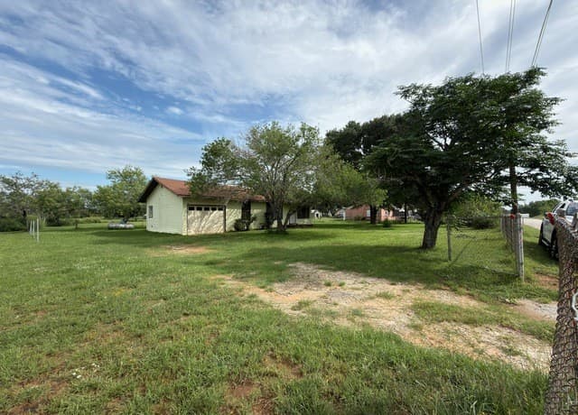 Home for sale at 1920 Sutherland Springs Rd in Floresville, TX — photo 5