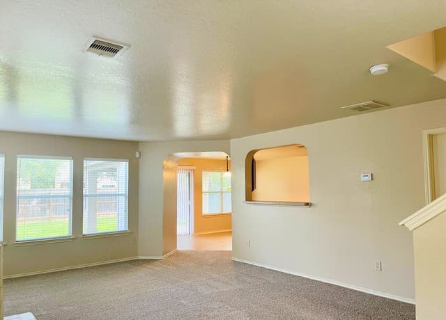 3-bedroom rental at 6031 Kensinger Pass in Converse, TX — photo 4