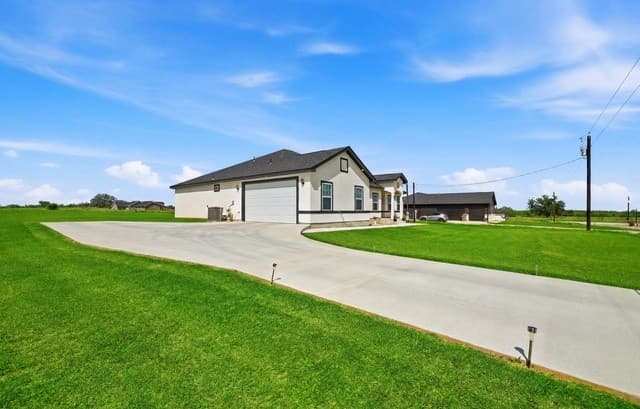 Home for sale at 105 Hidden Cv in Floresville, TX — photo 2