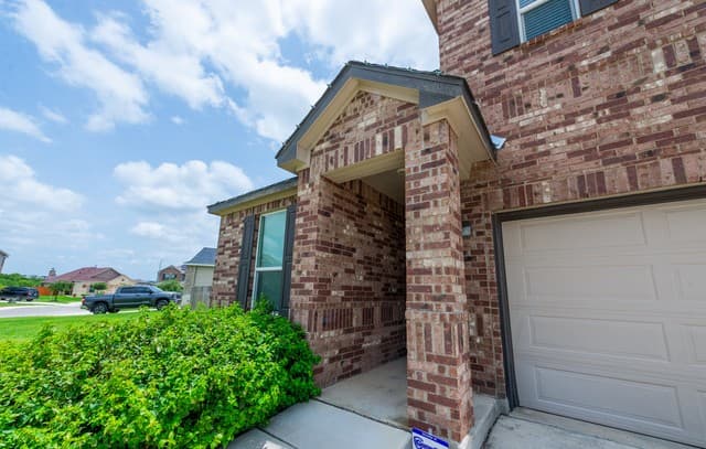 4-bedroom rental at 5526 Castle Brook Dr in San Antonio, TX — photo 4