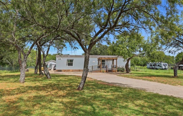 2-bedroom home for sale at 3089 Rakowitz Rd in Adkins TX