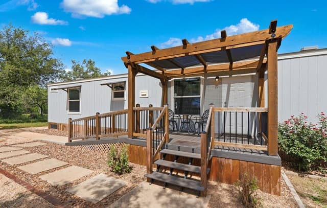 Home for sale at 3089 Rakowitz Rd in Adkins, TX — photo 2