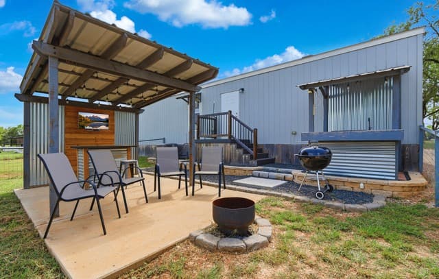 Home for sale at 3089 Rakowitz Rd in Adkins, TX — photo 4