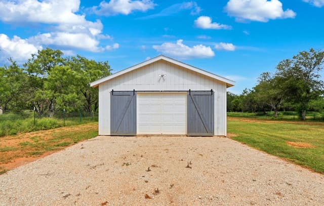 Home for sale at 3089 Rakowitz Rd in Adkins, TX — photo 5