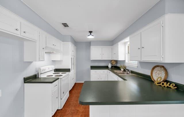 Home for sale at 1305 E Colorado in Pearsall, TX — photo 5