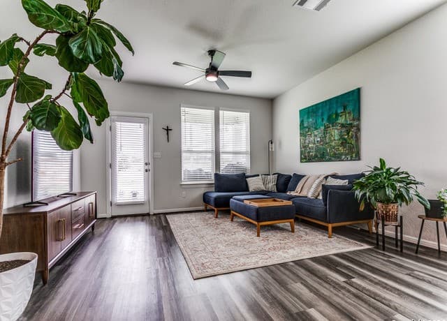 4-bedroom rental at 15066 Palm Desert Ct in San Antonio, TX — photo 5