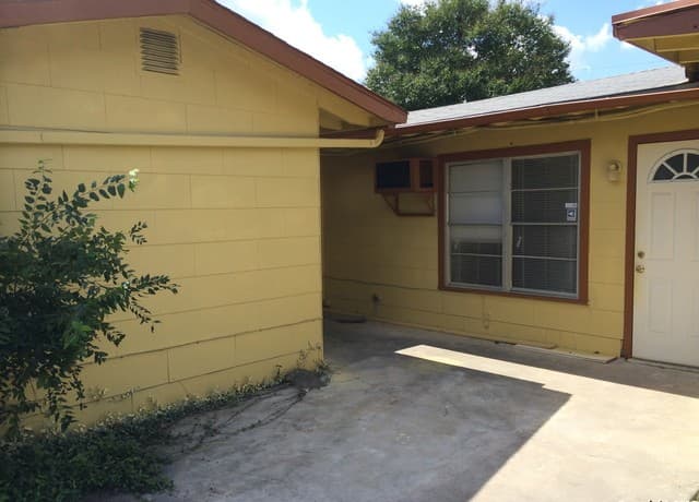 3-bedroom rental at 2139 Babs Dr in San Antonio, TX — photo 3