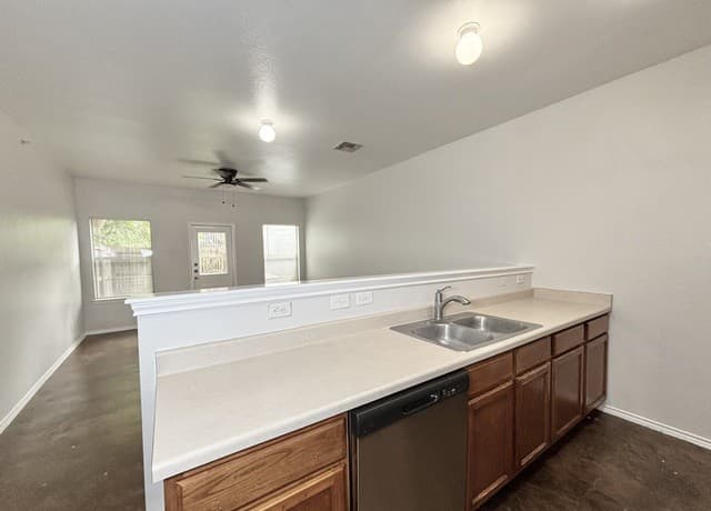 3-bedroom rental at 10814 Mathom Lndg Unit 2 in Universal City, TX — photo 2