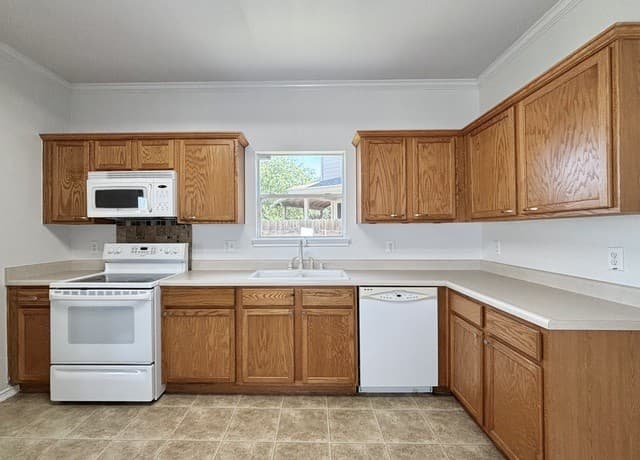 3-bedroom rental at 9130 Feather Blf in Helotes, TX — photo 4