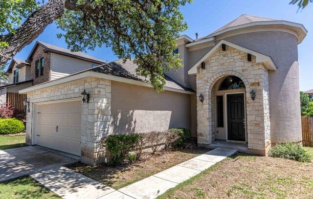 4-bedroom rental at 8730 Poppy Hls in Boerne, TX — photo 2