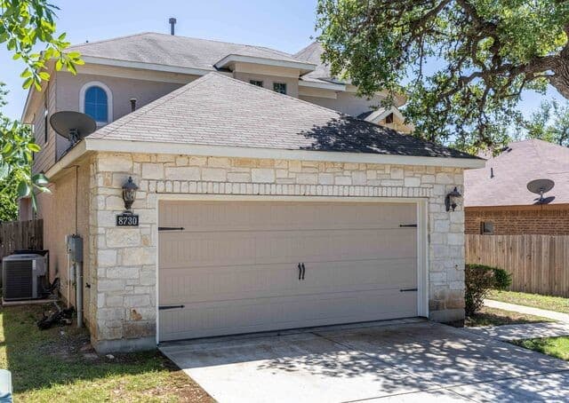 4-bedroom rental at 8730 Poppy Hls in Boerne, TX — photo 3