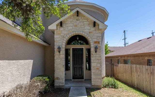 4-bedroom rental at 8730 Poppy Hls in Boerne, TX — photo 4