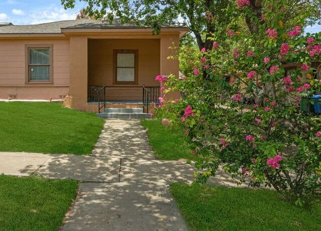 Home for sale at 1023 W French Pl in San Antonio, TX — photo 1
