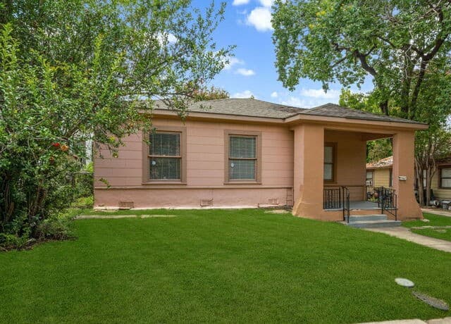 Home for sale at 1023 W French Pl in San Antonio, TX — photo 2