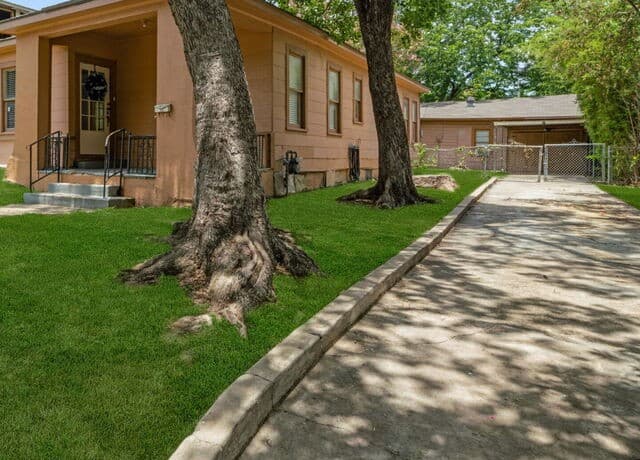 Home for sale at 1023 W French Pl in San Antonio, TX — photo 3