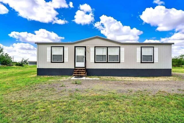 3-bedroom home for sale at 188 County Road 4643 in Hondo TX