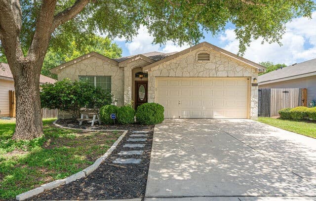 Home for sale at 9115 Pumpkin Rdg in Selma, TX — photo 2