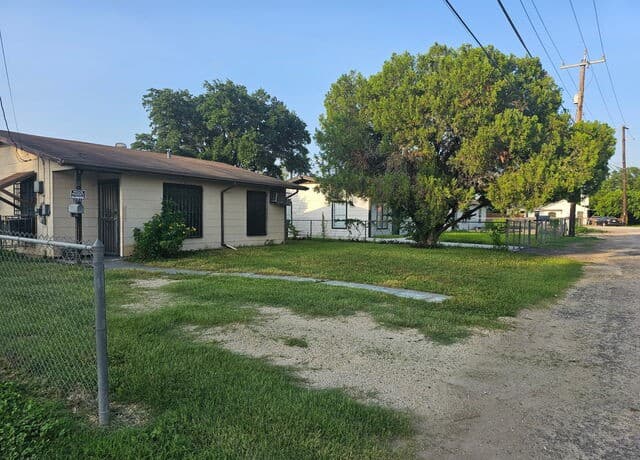 Home for sale at 271 Wahrmund Ct in San Antonio, TX — photo 3