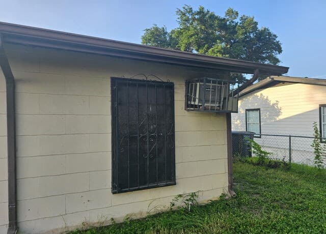 Home for sale at 271 Wahrmund Ct in San Antonio, TX — photo 5