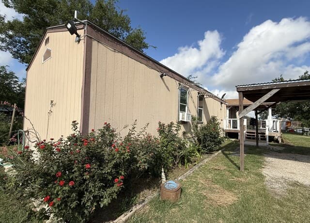 Home for sale at 723 Kayroe Rd in Adkins, TX — photo 2
