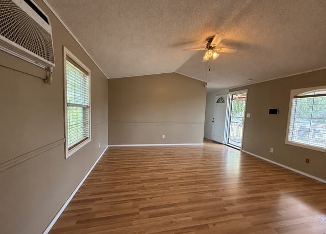 Home for sale at 723 Kayroe Rd in Adkins, TX — photo 4