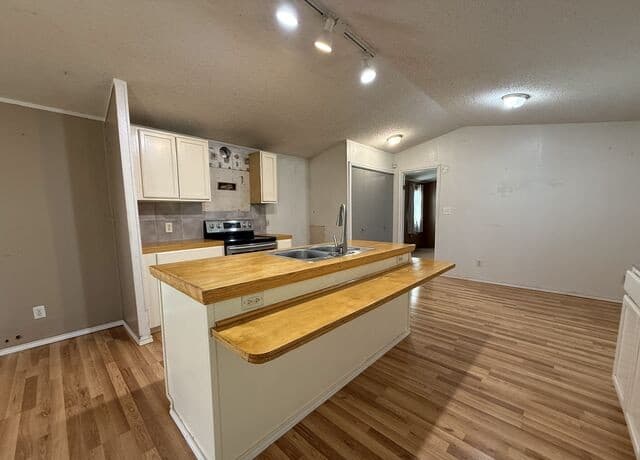 Home for sale at 723 Kayroe Rd in Adkins, TX — photo 5